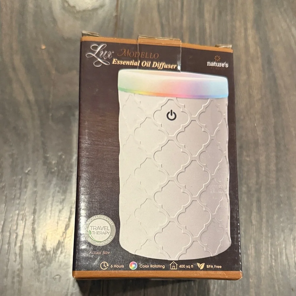 NWT Nature's Essential Oil Diffuser with color changing Light 3:3